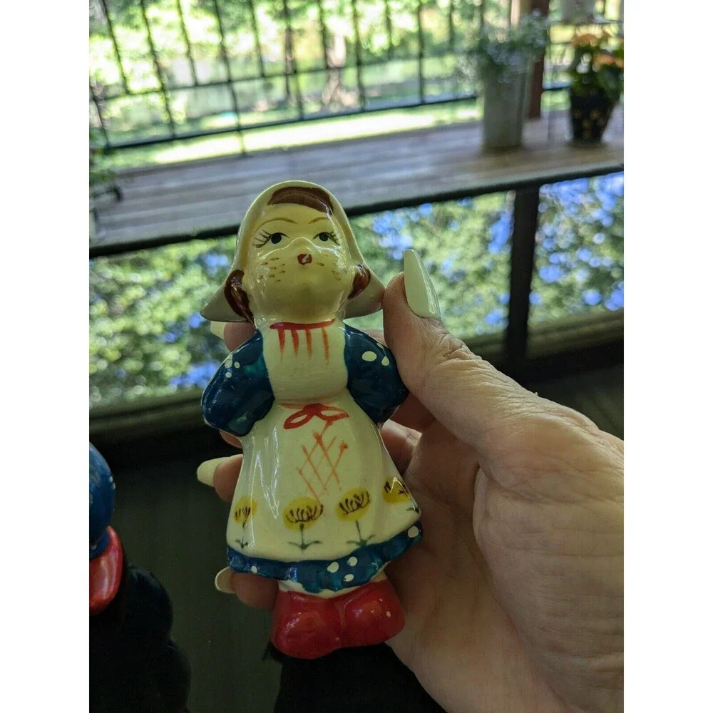 Vintage Kissing Dutch Boy/Girl Salt Pepper Shaker Set Ceramics Japan Tulips Blue